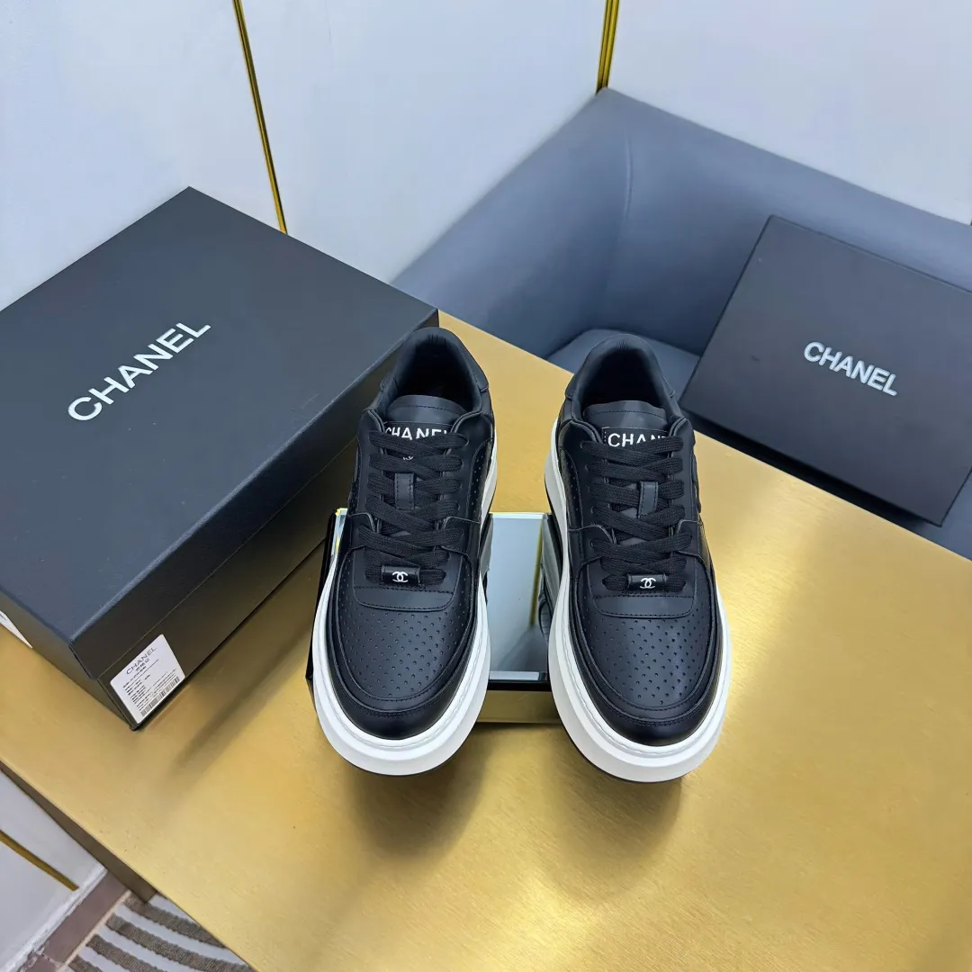 👟👟Ex-factory price 600👟👟 Upgraded version, upgraded version, upgraded version! No rebuttal accepted! ! ! ! Chanel Chanel panda shoes! 2025 counter's top casual sports shoes. This classic design; the upper is electro-embroidered with a variety of techniques; the outsole is fashionable and sporty; the unusual inclusion of a variety of color matching elements... The diversified mix and match is very good-looking and versatile, and can be used for leisure, fashion, sports, and outdoor... ꫛꫀꪝ Go➫ Materials: ❶Upper made of: original imported first-layer silk cowhide + original waterproof cloth + original first-layer cowhide ❷Inner lining: Original Yangli+Net ❸Outsole based on: Original TPU combination outsole Counter boutique packaging complete set for women 35–41 👉 👉